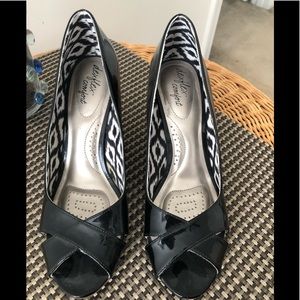 Women’s 9.5 wedge heels Dexiflex  comfort black